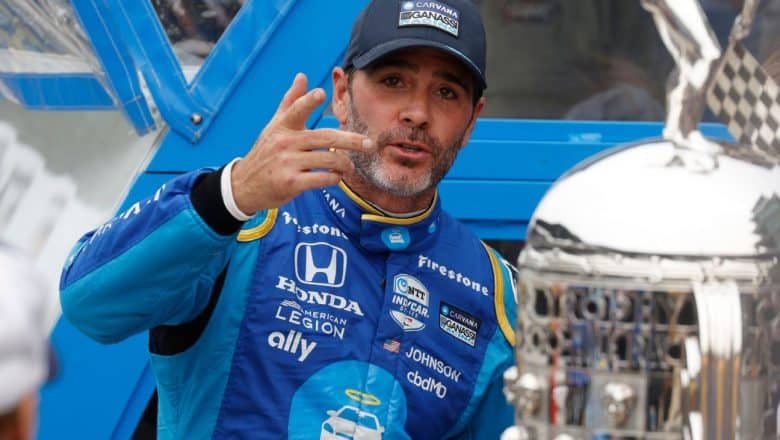 Sju ganger NASCAR-mester Jimmie Johnson, 47, trekker seg fra racing på heltid